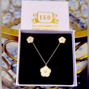 CREAM MOTHER OF PEARL CLOVER SET NECKLACE AND EARRINGS 14K GOLD PLATED